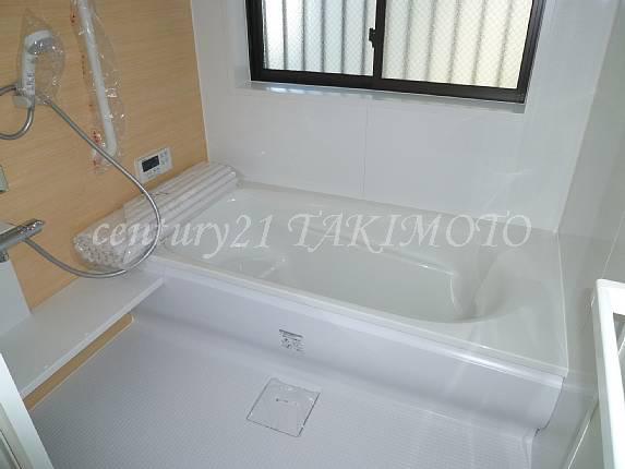 Bathroom. Also 1 pyeong type of bathroom large windows.