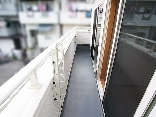 Balcony. Good and bright balcony per yang