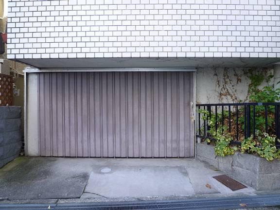 Parking lot. Garage with shutter! 