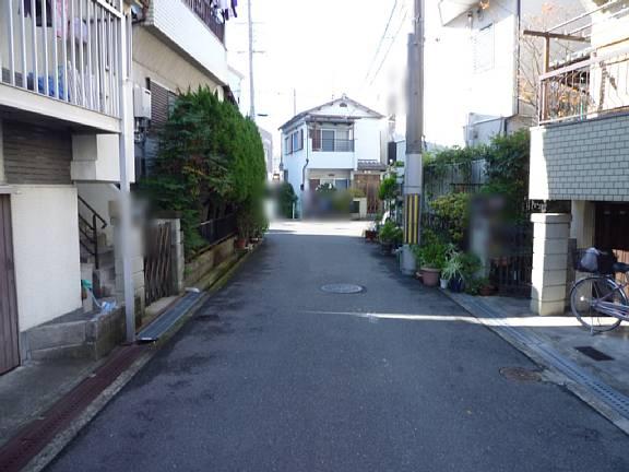 Local photos, including front road. Front road 4.7m! 
