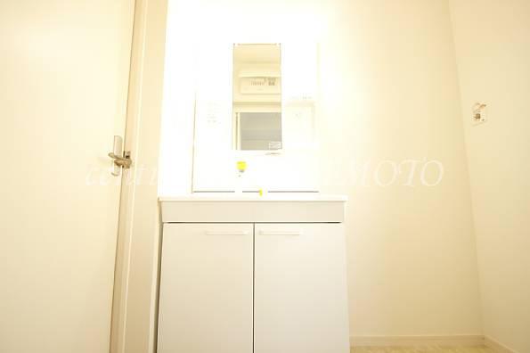 Wash basin, toilet. Storage rich and convenient wash basin! !