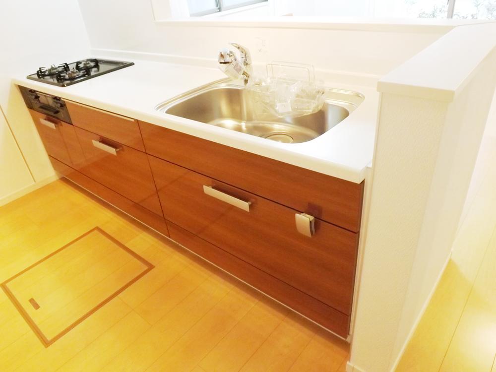 Kitchen. Local photo (kitchen) Slide storage! Water purifier with shower!