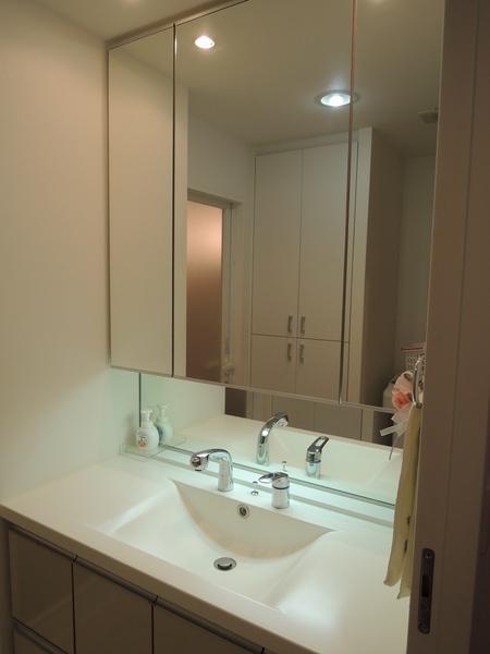 Wash basin, toilet. Shampoo dresser. You can also use the powder room with a large mirror.