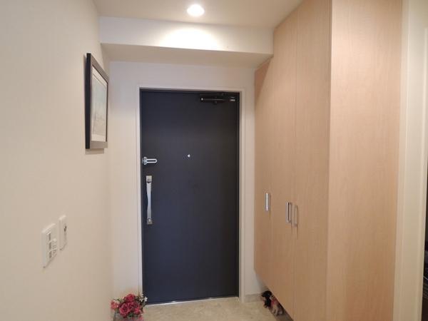 Entrance. Shoe closet to enter a lot. Entrance is spread.