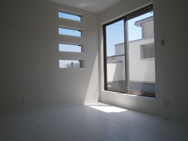 Non-living room. 3F Western-style, It caught the lights a lot from the large windows!