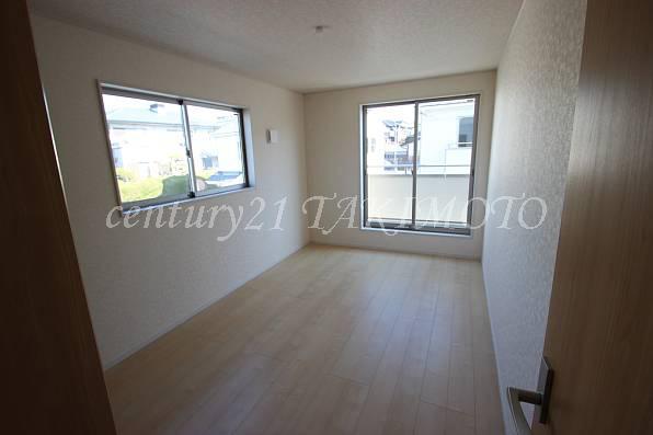 Non-living room. Use a pair of glass in all room! !