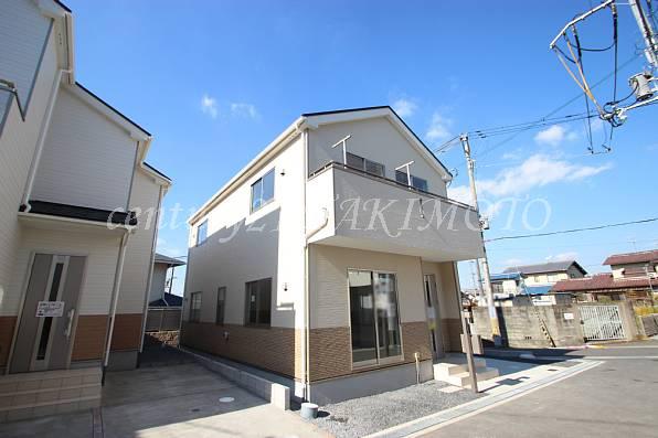 Local photos, including front road. The outer wall uses a strong siding to dirt!