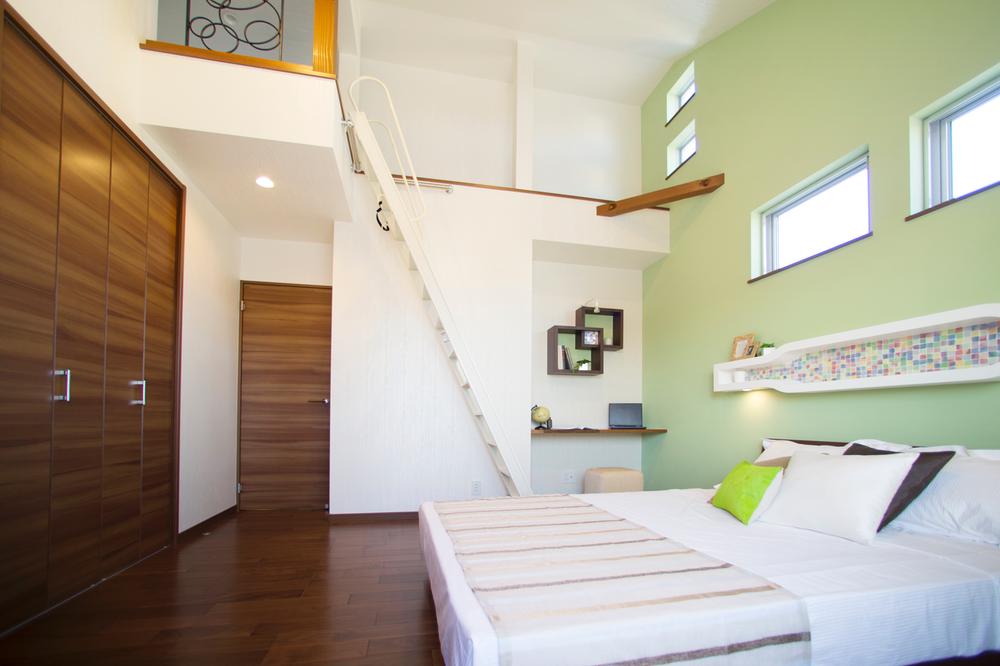 Model house photo.  [Model house bedroom] Spacious bedroom has a high ceiling in the loft. Also study space next to the bet. I want what is healed from a place to spend every day. In the space of the room here.