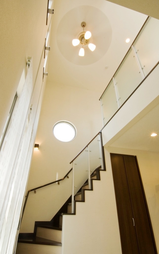 Other introspection.  [Model house stairs] It is open-minded atrium that utilize the living room stairs, It delivers the sunlight to the back of the family relax LDK. Eliminating the dead space, Big success to put away pretty much anything as a storage is also under the stairs.