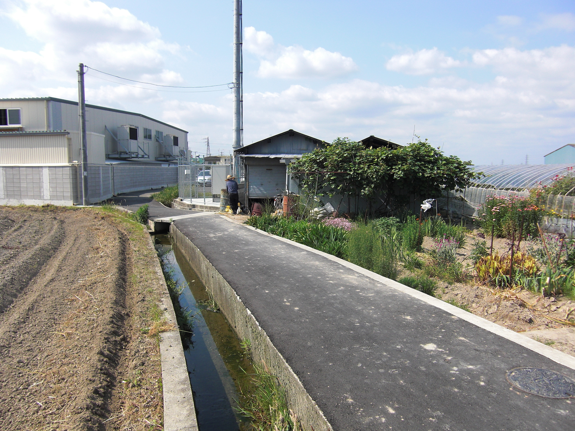 Primary school. Trade mark is 310m blue hat to Osakasayama Tatsukita Elementary School. It is possible the car is going to choose a way that does not pass through