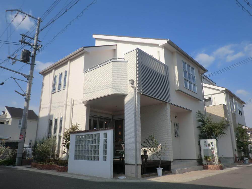 Local photos, including front road.  [Model house appearance] Appearance that white was the keynote. Does not feel bored precisely because simple colors. Because it incorporates a lot of window sun Plug and Shanshan.