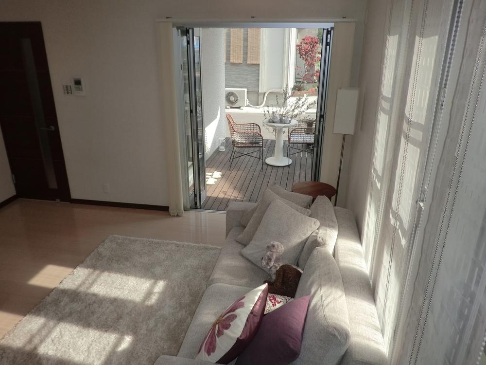 Model house photo.  [Our construction case] When you exit the living room with wood deck to the cafe space. Enjoy feeling "out cafe" in holiday leisurely family. Healing of space here.