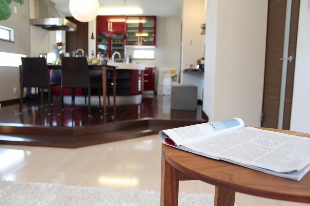 Living.  [Model house living] By higher than dare living the DK, As state of the family overlooking more from the kitchen. It has become the accents red YAMAHA made of kitchen, Space chic attire settle