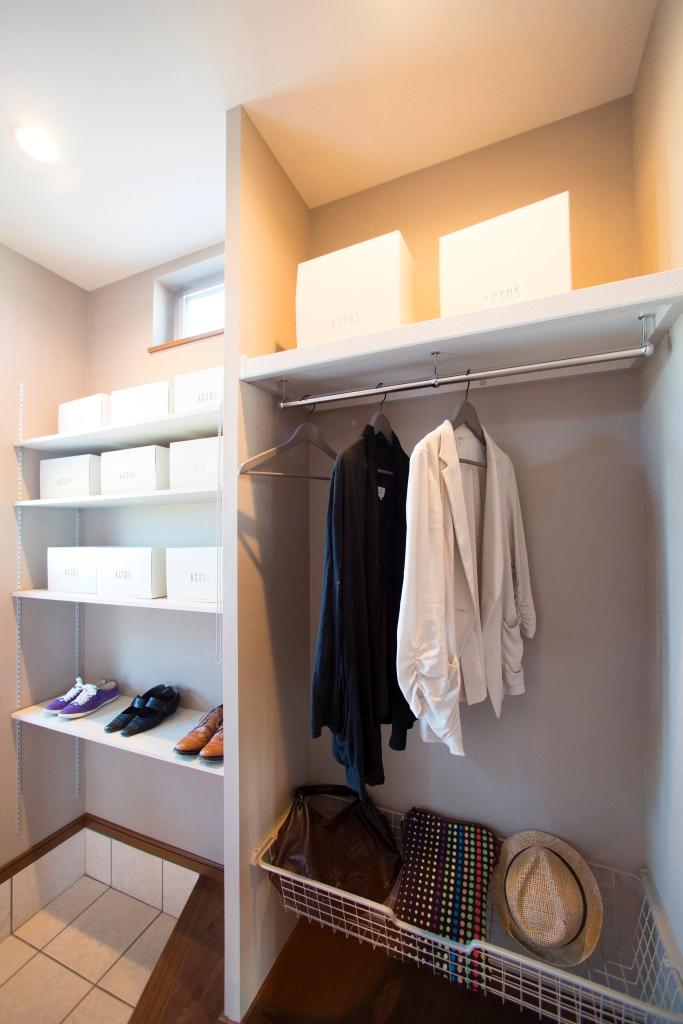 Model house photo.  [Model house entrance storage] It established the shoes and coat cloak the entrance next to the welcome. Because such as shoes and coats can enter the room to take off here, Entrance is maintained it is always refreshing state.