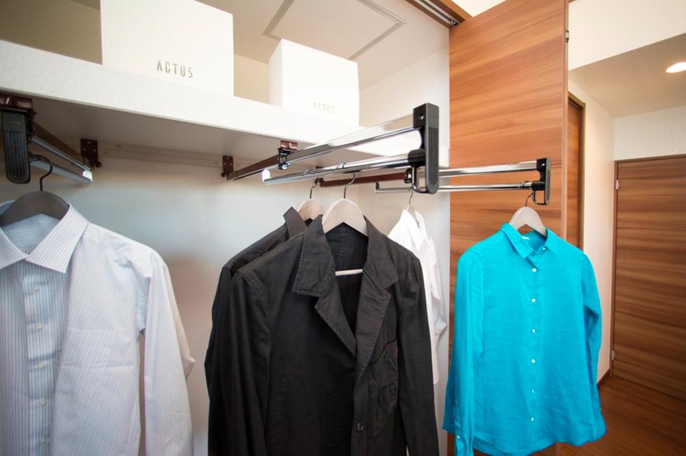 Model house photo.  [Model house bedroom storage] In sliding hanger, Utilization without waste storage. The back of the clothing is also easy to remove, It can also be hung separately the summer and winter.