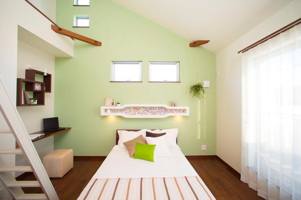 Non-living room.  [Model house bedroom] Spacious bedroom has a high ceiling in the loft. Also study space next to the bet. I want what is healed from a place to spend every day. In the space of the room here.