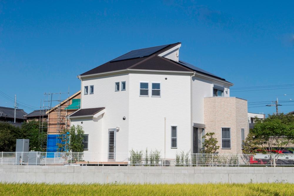 Model house photo.  [Model house appearance] Could you come with solar panels on the roof. Also, Planting also Would You can see around. Enhanced standard specification also lived ease was also pursuing economic efficiency.