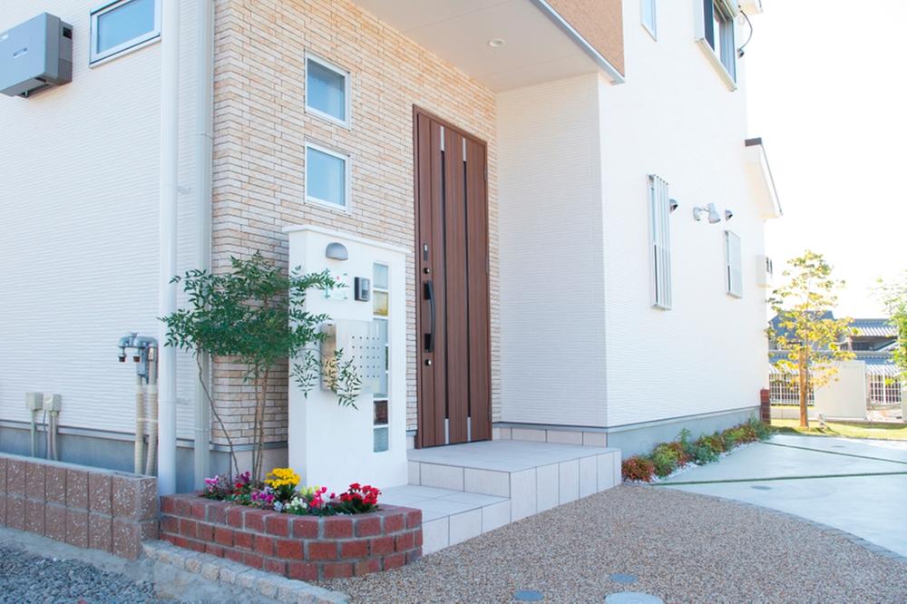 Local photos, including front road.  [Model house appearance] Also pursue the design of the front door to greet the customers. Appearance to become even want to keep beautiful forever.