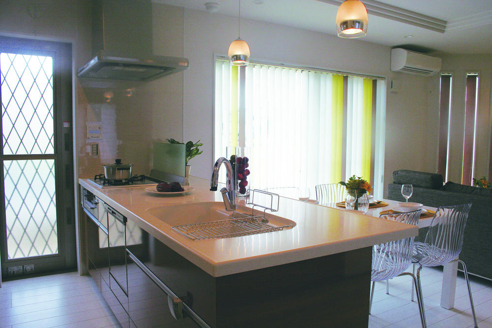 Kitchen. Luxury kitchen of artificial marble top in the storage cabinet plenty of the face-to-face conversation is lively.