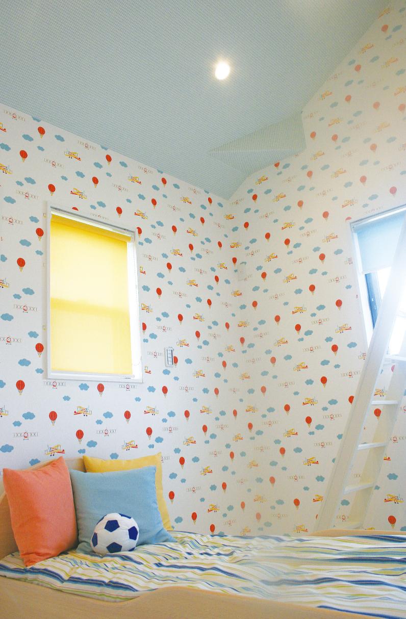 Model house photo. Kids Room provided with a kids room ceiling height of the loft is bright with two faces lighting Western-style.