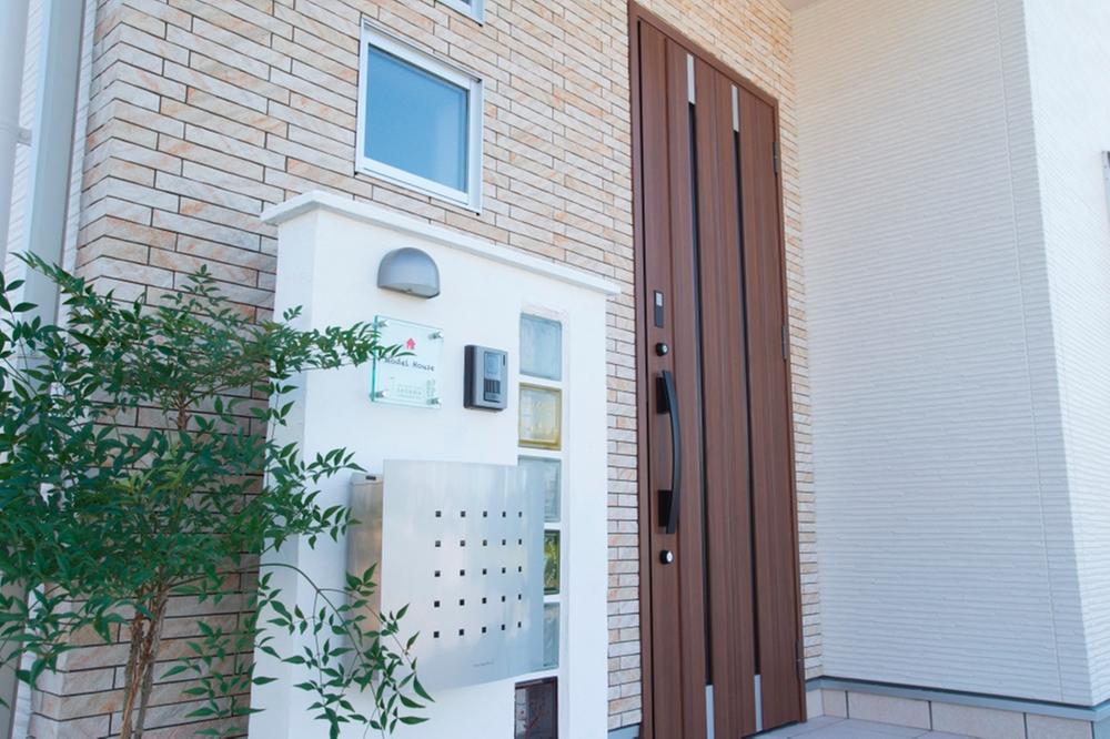 Building plan example (exterior photos).  [Model house appearance] Also pursue the design of the front door to greet the customers. Appearance to become even want to keep beautiful forever.