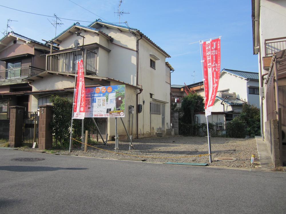 Local photos, including front road. Local (12 May 2013) Shooting