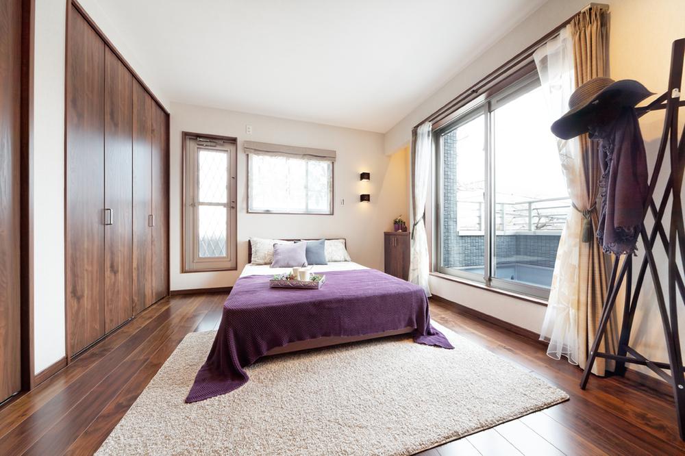 Building plan example (introspection photo). The main bedroom that leads to a wide balcony. (Example of construction)