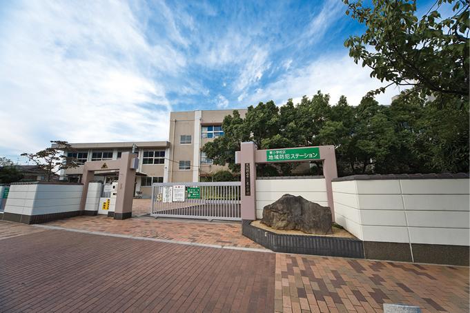 Primary school. 1050m to East Elementary School