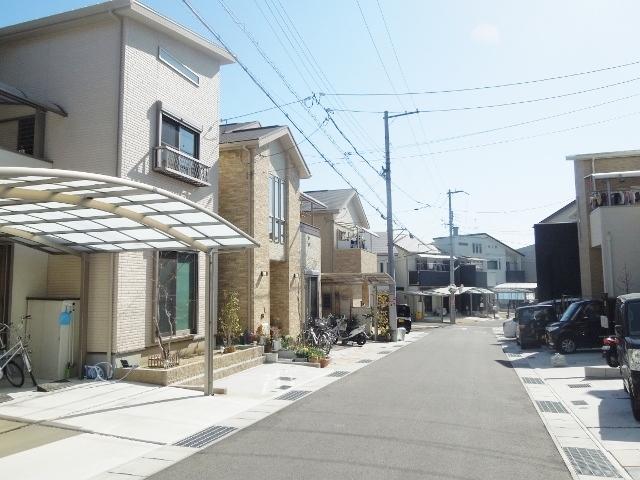 Local photos, including front road. A quiet residential area