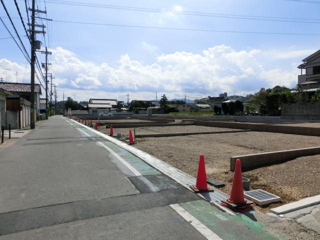 Local photos, including front road. 2013 October shooting Local in construction work