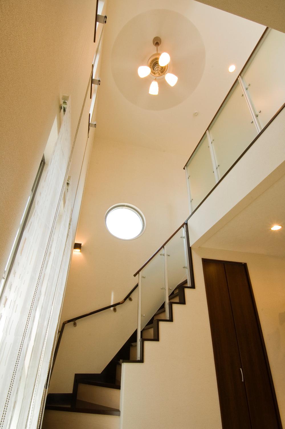 Model house photo.  [Model house stairs] It is open-minded atrium that utilize the living room stairs, It delivers the sunlight to the back of the family relax LDK. Eliminating the dead space, Big success to put away pretty much anything as a storage is also under the stairs.