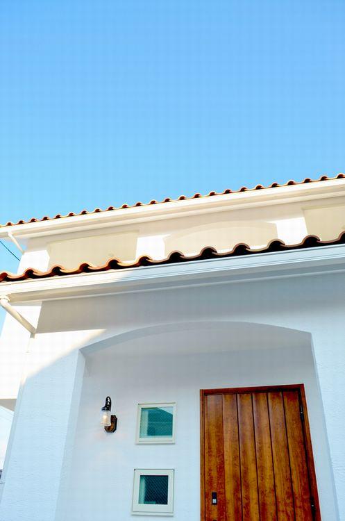 Local appearance photo. Pure white outer wall (natural Swiss plaster: calc-Wall) and, Baked tiles with a texture. (December 2013) taken by local.