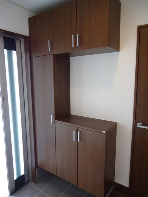 Entrance. Entrance storage