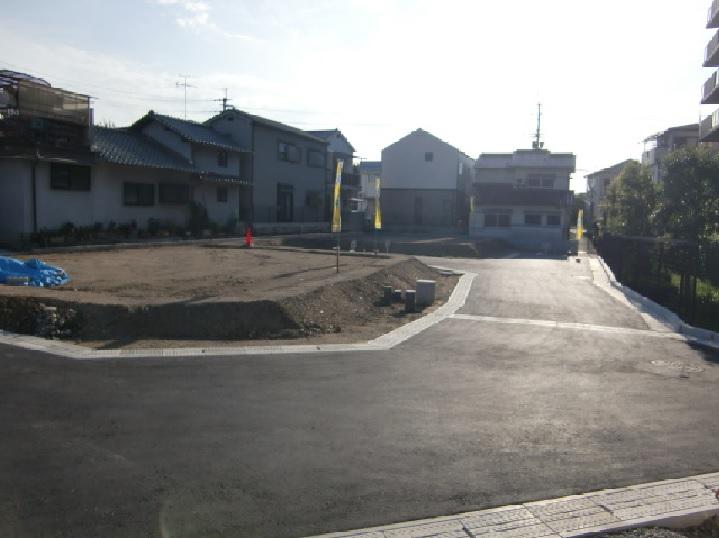 Local photos, including front road. Site Photo: local (September 2013) Shooting. The road has been paved.
