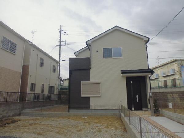 Local appearance photo. Because much live house, Family of smile was stuck to the unceasing house building every day.