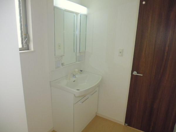 Wash basin, toilet. Vanity with excellent storage capacity and functionality