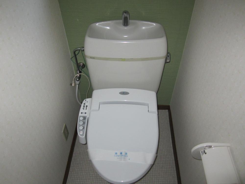 Toilet. Indoor (11 May 2013) Shooting