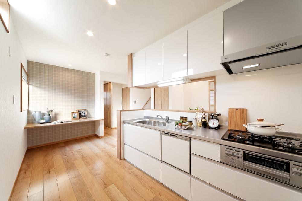 Other. Excellent kitchen in functionality, Spacious bathtub, etc. can stretch the legs, Jammed builders prejudice. (Image photo)