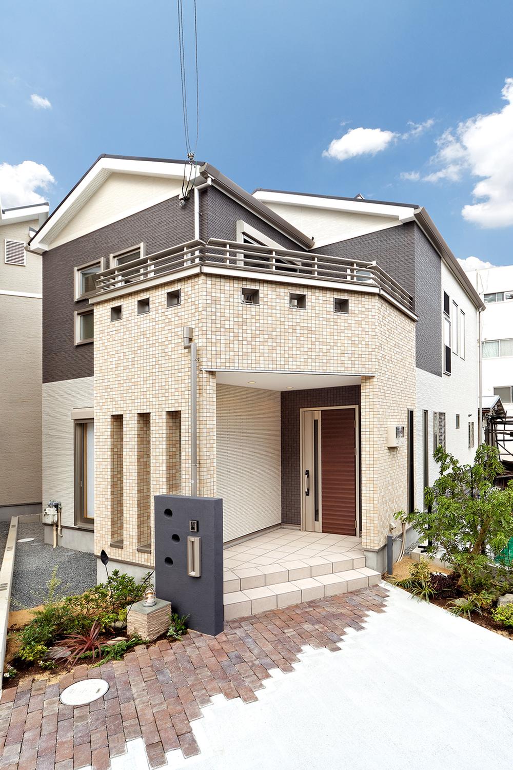 Local photos, including front road. Longer habitable house building. Ten years after, High-quality housing of commitment proud Yamato building to get the difference after 15 years.