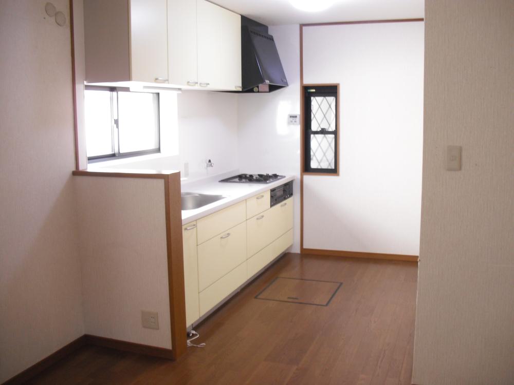 Kitchen. Frontal road