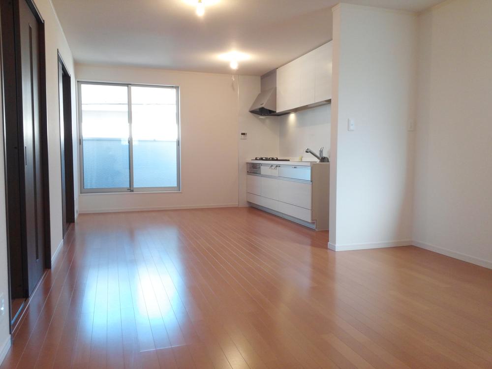 Living. Wide it is living