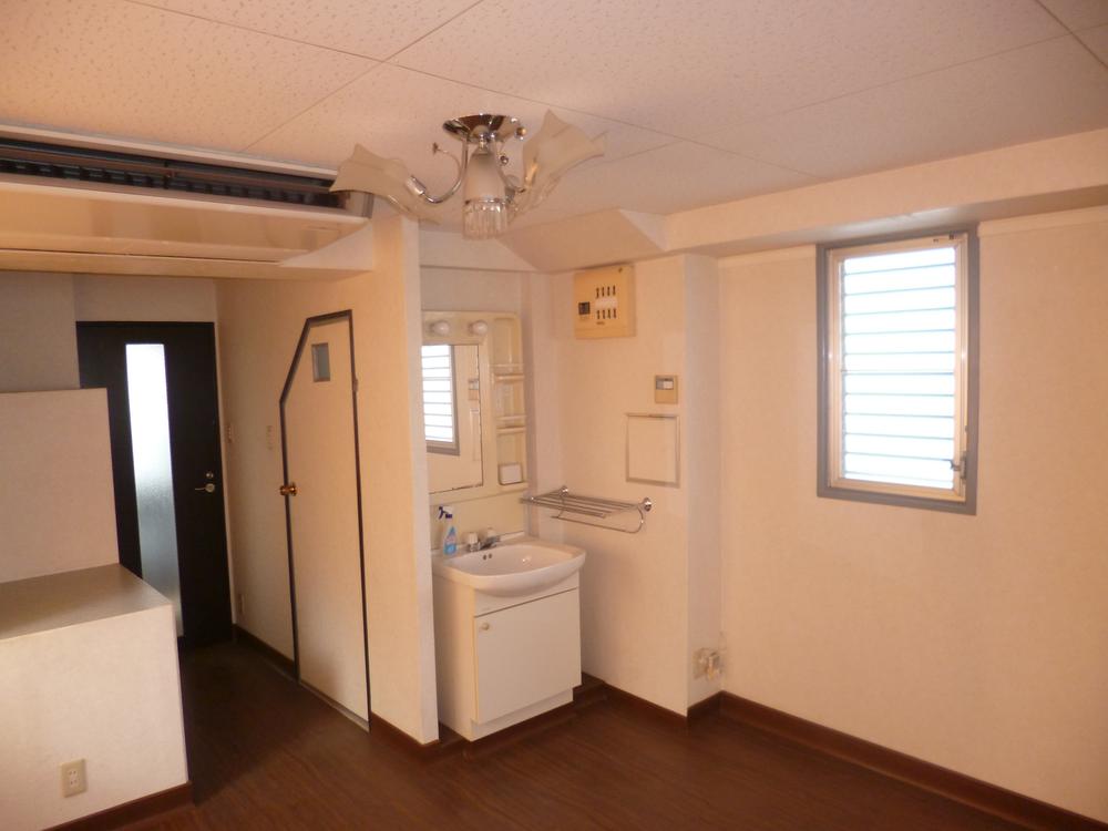 Wash basin, toilet. Room (August 2013) Shooting