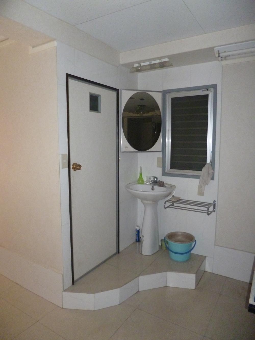 Wash basin, toilet. Room (August 2013) Shooting