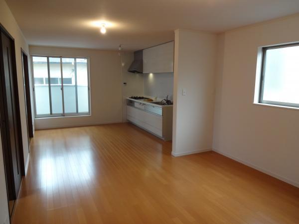 Living. Bright living room LDK17 Pledge All rooms have double-glazing