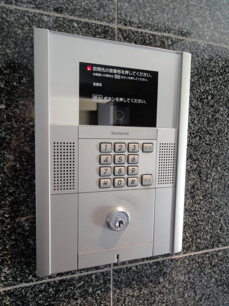 Entrance. Auto-lock is equipped
