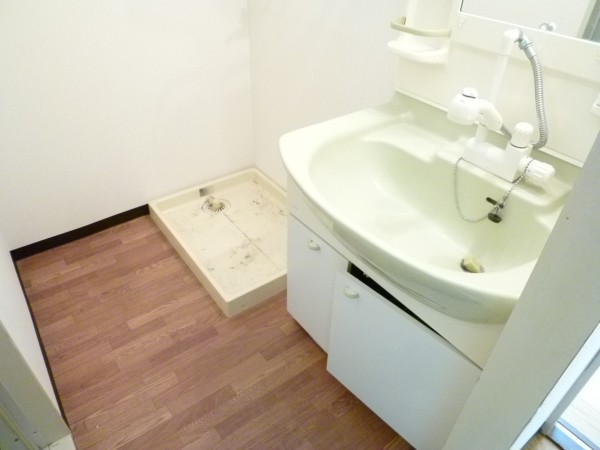 Washroom. This dressing room is wide.