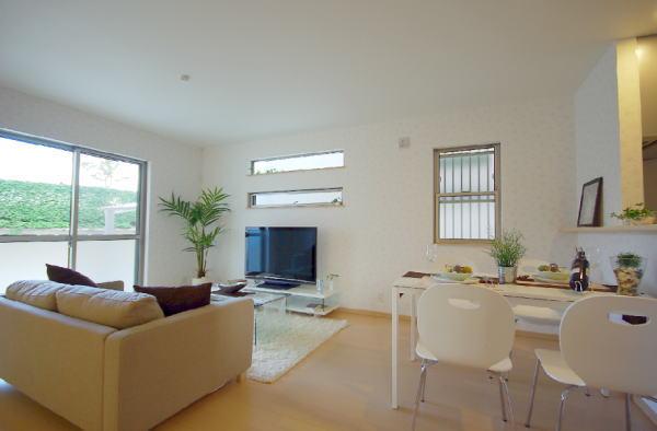 Same specifications photos (living). Living face-to-face kitchen (Same specifications)