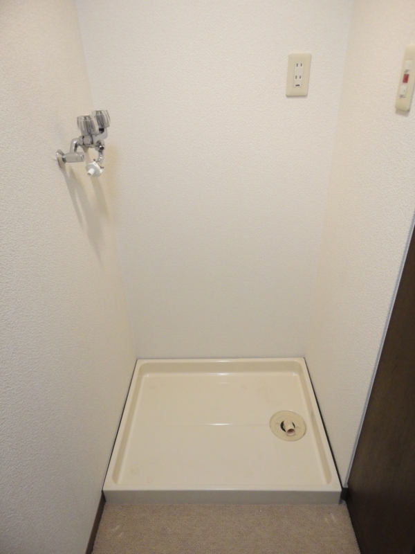 Other room space. With in-room laundry bread! !