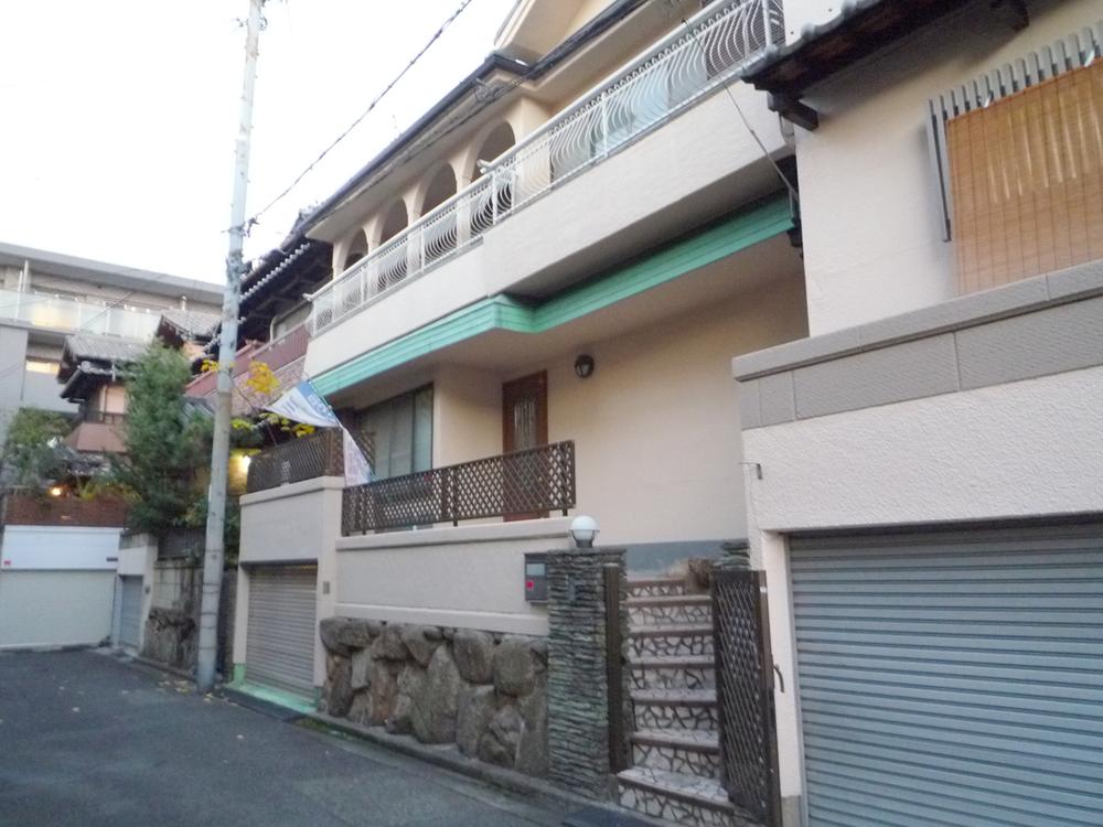 Local appearance photo. Fashionable appearance