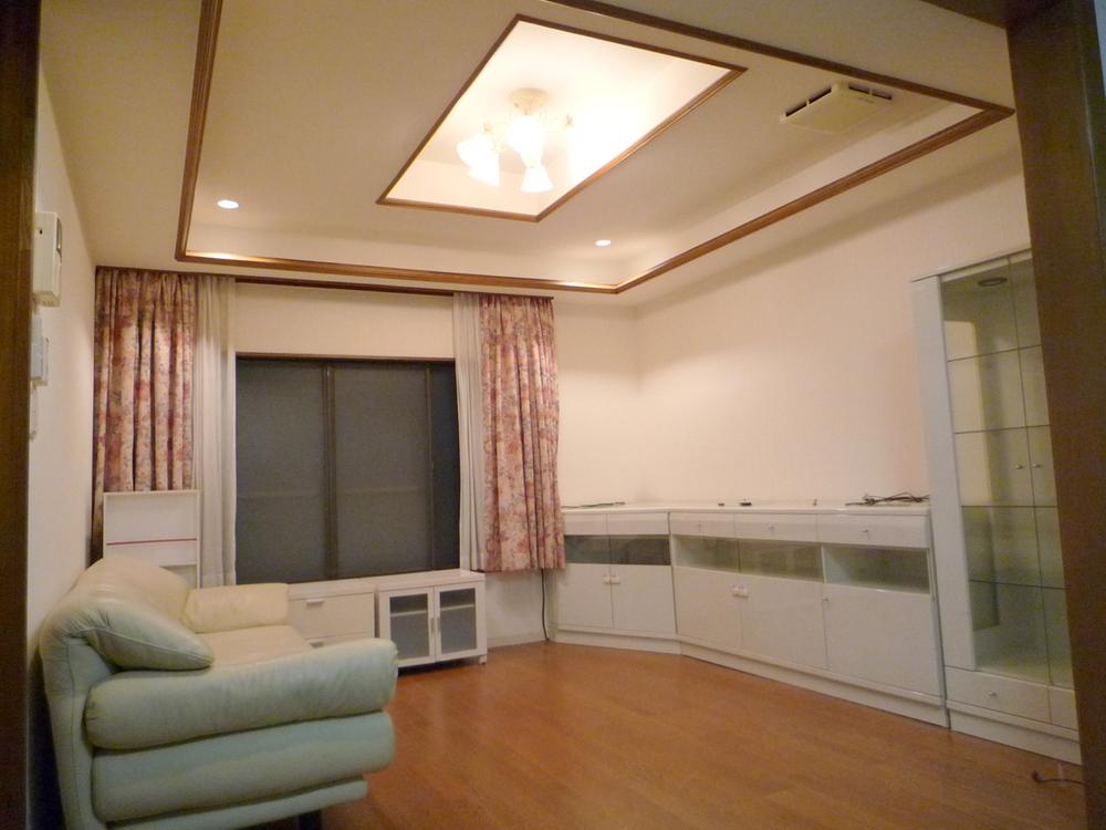 Living. Also fashionable finish ceiling